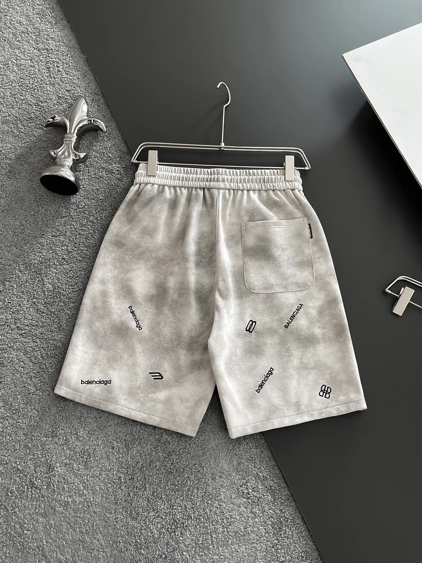 Balenciaga's three-standard complete 2026 summer New Arrival men's casual shorts, advanced custom-made Breathable fabric, Breathable fabric, extremely stretchy and comfortable, impeccable details, top-grade accessories, original logo design concept, delicate and soft feel! The upper body fit is awesome! Size: M-XXXL Please state your height and weight when ordering